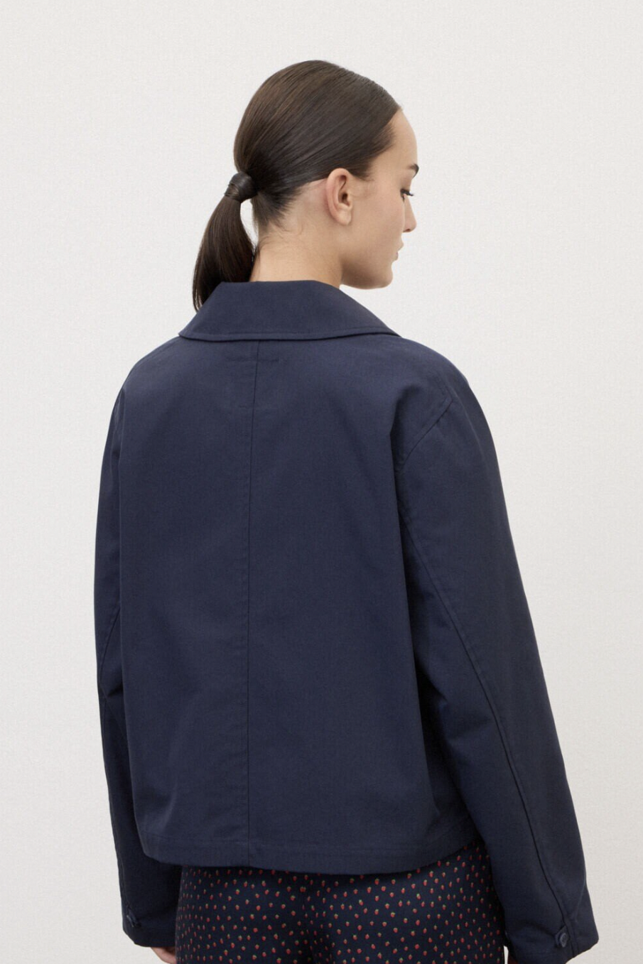 OTTOD'AME Короткий тренчкот из габардина с накладными карманами оттенка navy blue