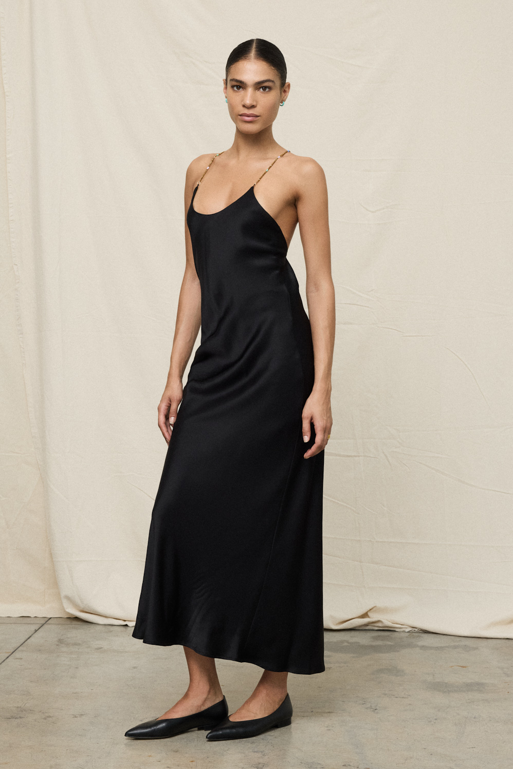 OTTOD'AME Платье из атласа бельевого кроя с открытой спинкой и декоративными бретелями из бусин