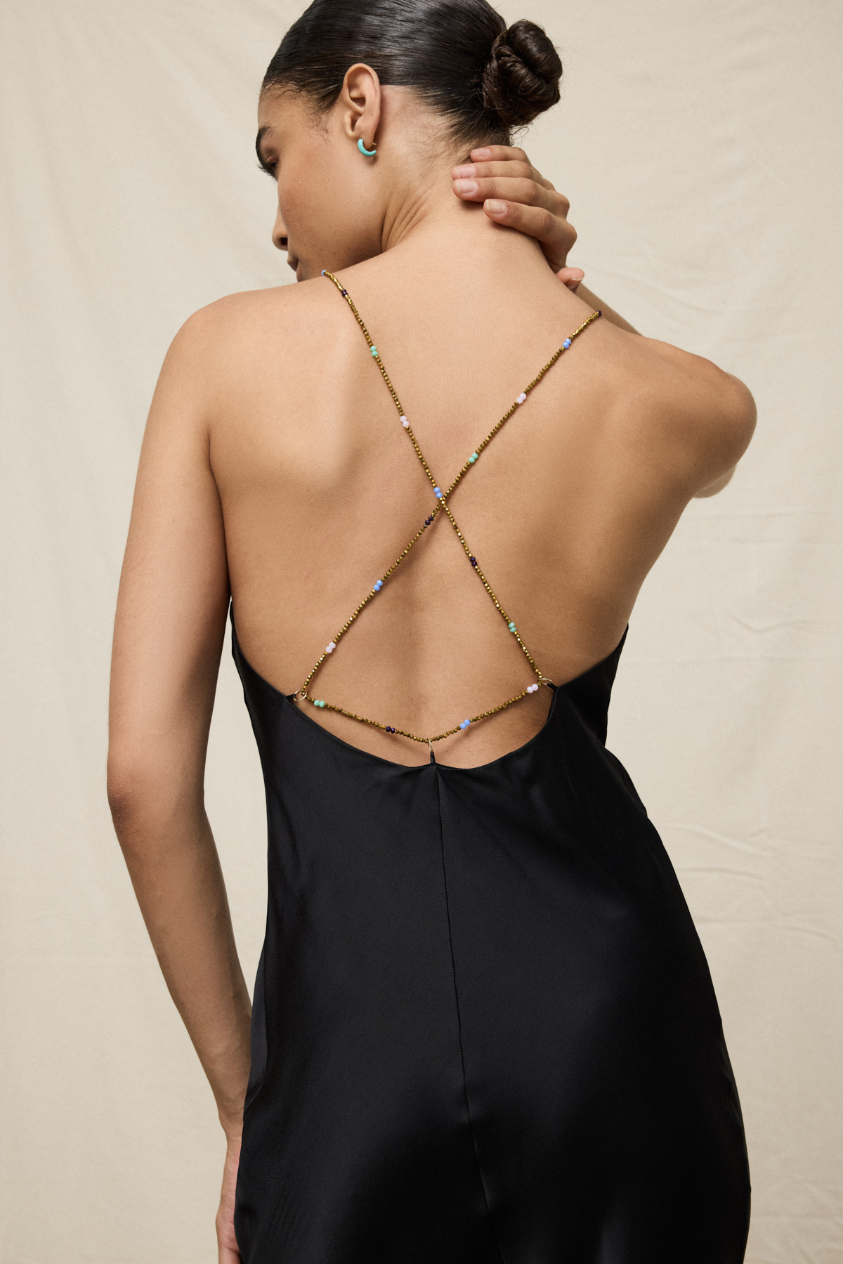 OTTOD'AME Платье из атласа бельевого кроя с открытой спинкой и декоративными бретелями из бусин