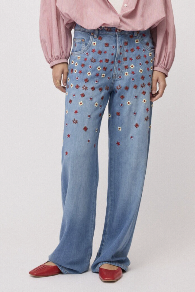 OTTOD'AME Джинсы прямого кроя из нежно-голубого денима с контрастной вышивкой