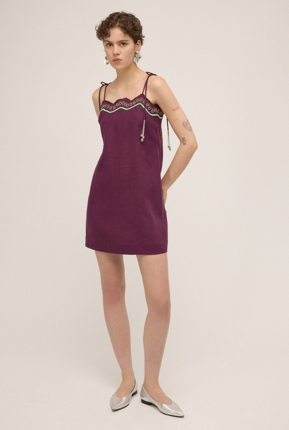 OTTOD'AME Платье мини из органического льна оттенка сливы с вышивкой бисером ручной работы