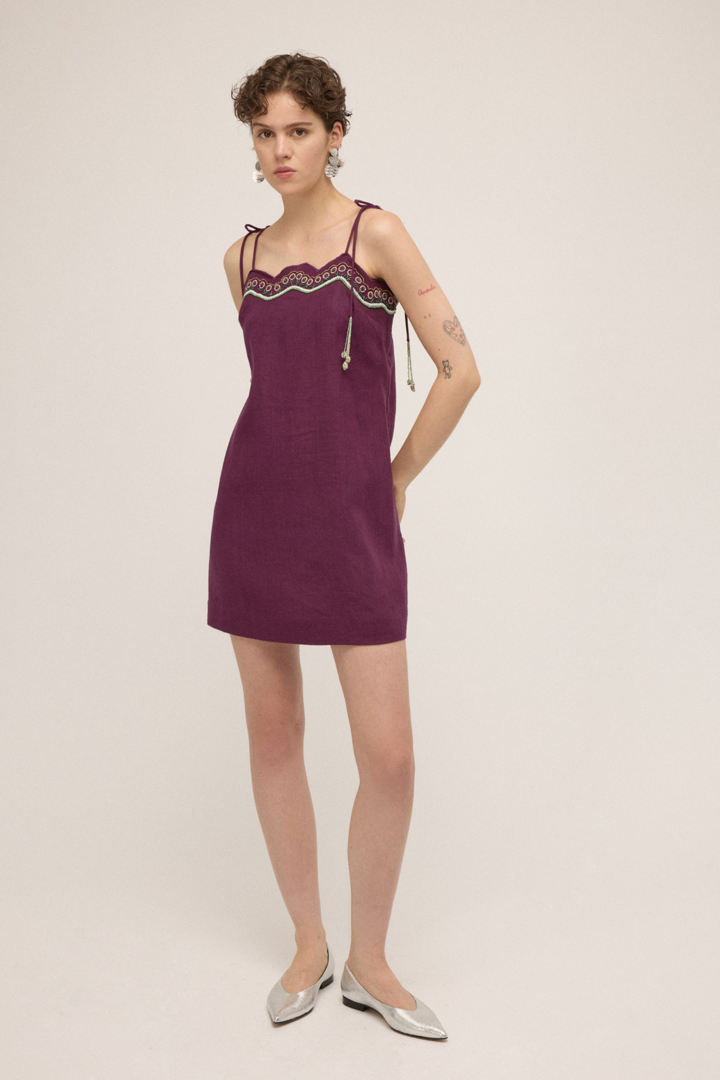 OTTOD'AME Платье мини из органического льна оттенка сливы с вышивкой бисером ручной работы
