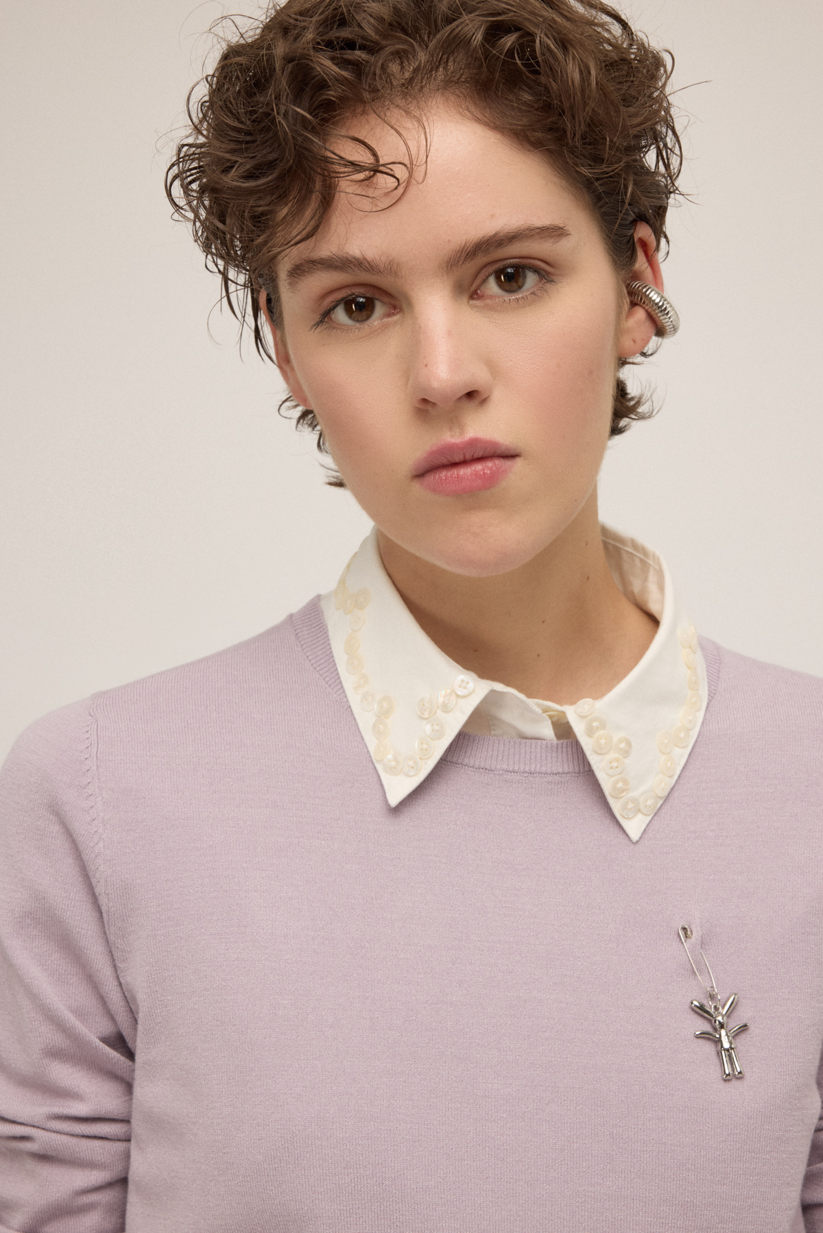 OTTOD'AME Пуловер из нежной вискозы розового оттенка с декоративным контрастом по манжету с брошью