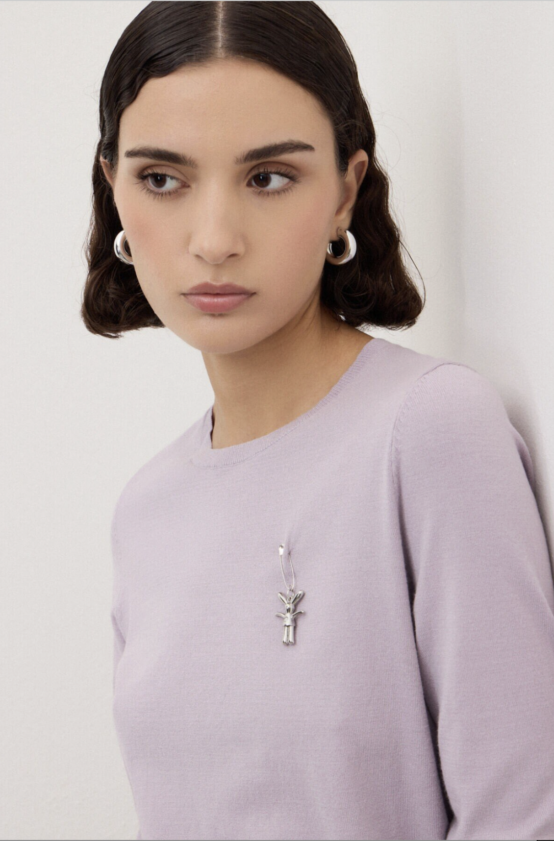 OTTOD'AME Пуловер из нежной вискозы розового оттенка с декоративным контрастом по манжету с брошью