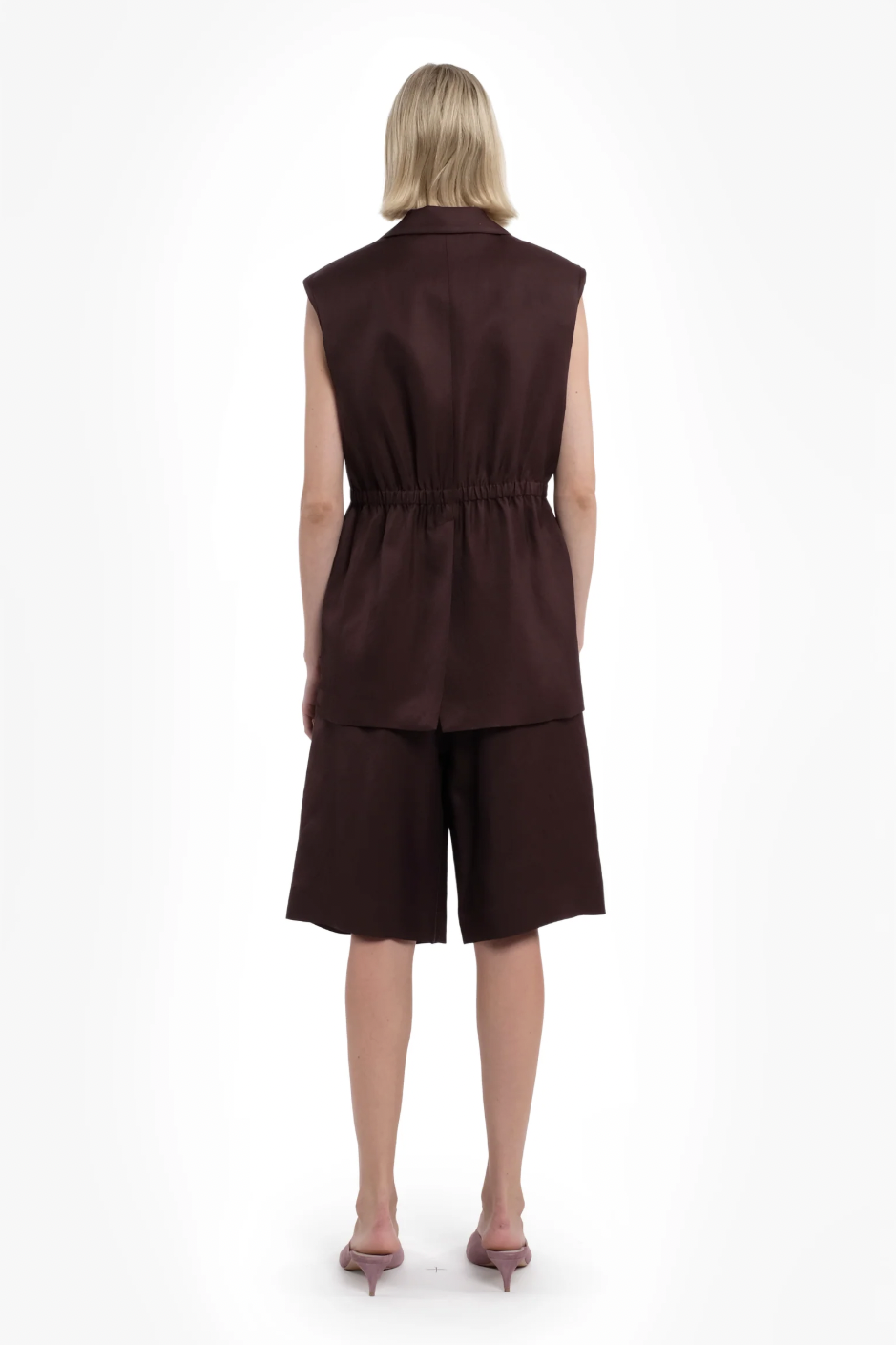 TELA Бермуды FLAV с защипами из бленда льна и вискозы оттенка шоколада