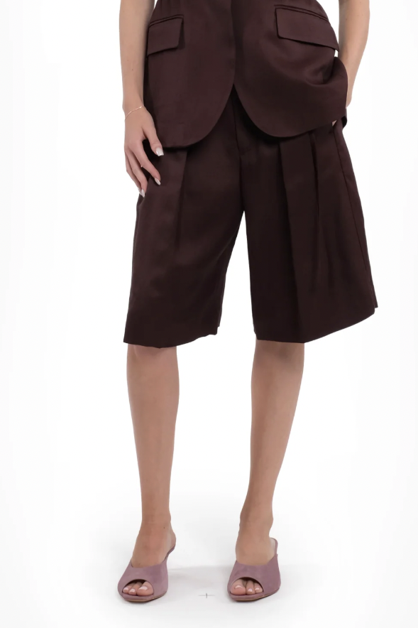 TELA Бермуды FLAV с защипами из бленда льна и вискозы оттенка шоколада