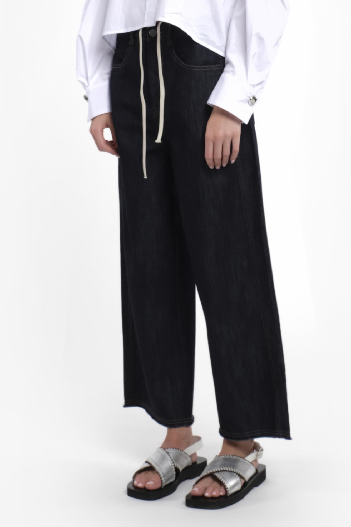 TELA Джинсы BROOK barrel fit из органического крафтового денима с контрастной отстрочкой