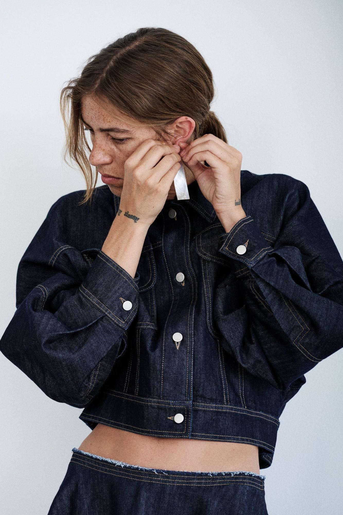 TELA Куртка-кроп BIANCA из органического крафтового денима с контрастной отстрочкой