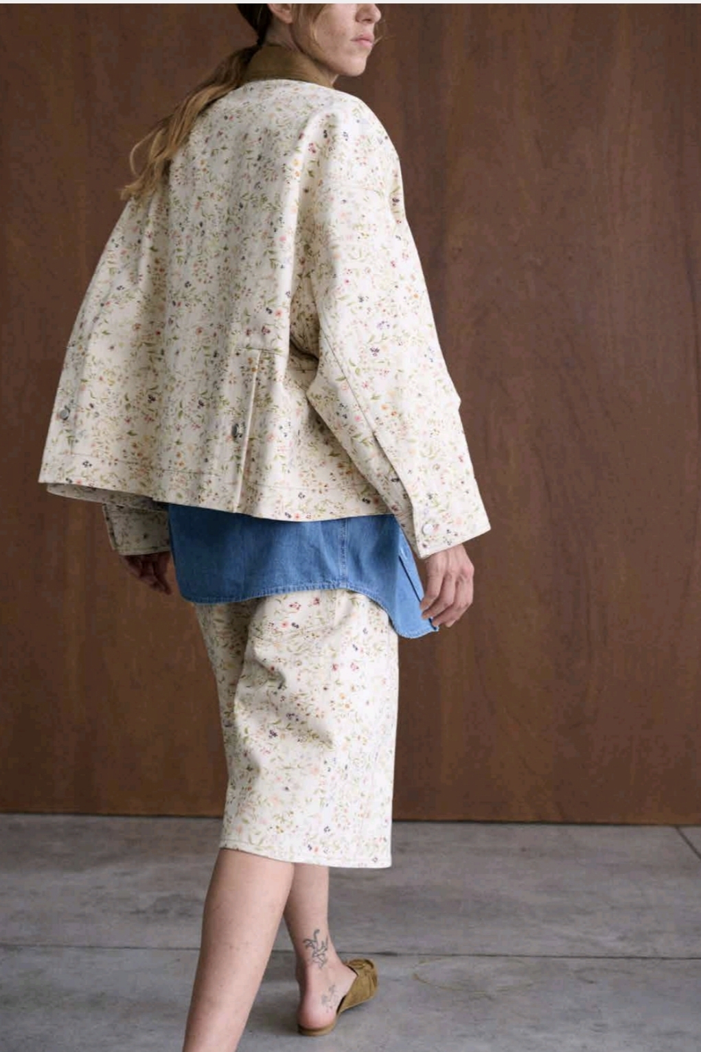 TELA Бомбер BUBBLE из органического хлопка с цветочными принтом и контрастным воротничком