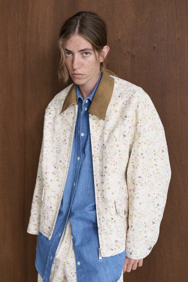 TELA Бомбер BUBBLE из органического хлопка с цветочными принтом и контрастным воротничком