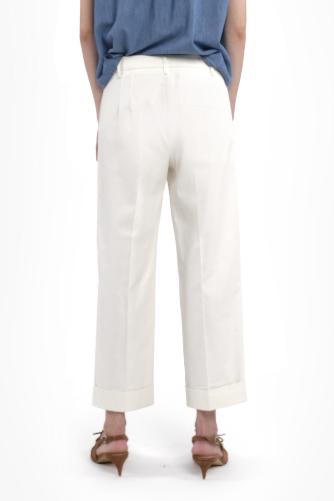 TELA Брюки-дудочки ANDREW с отворотами из габардина оттенка мела