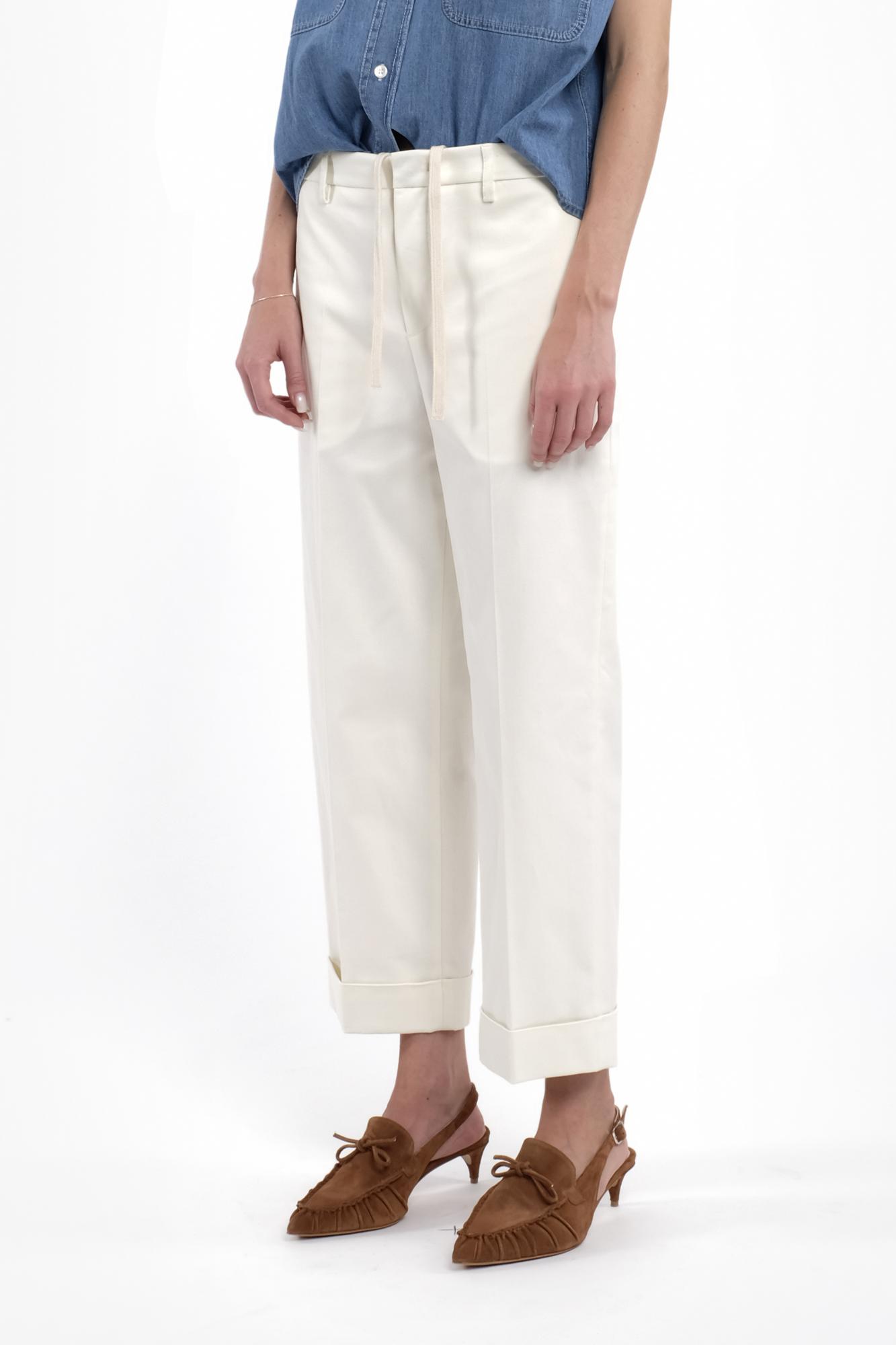 TELA Брюки-дудочки ANDREW с отворотами из габардина оттенка мела