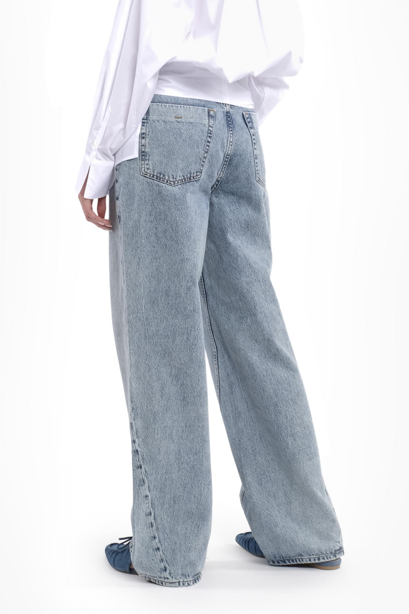 TELA Джинсы BRANDON с акцентным диагональным швом из стиранного денима