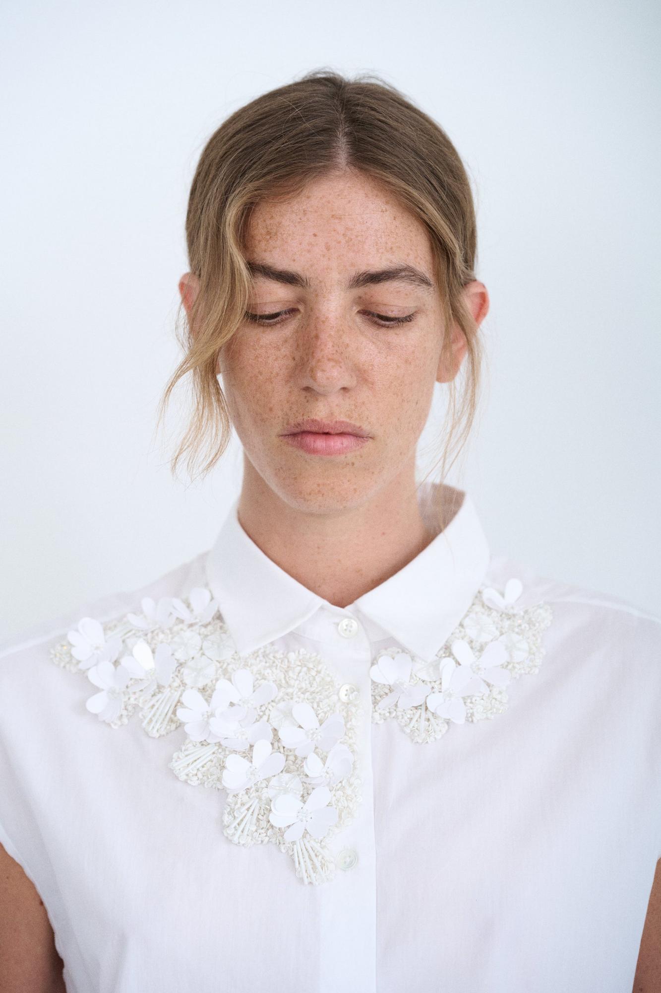 TELA Рубашка PURA из белоснежного поплина с цветочной вышивкой бисером и пайетками