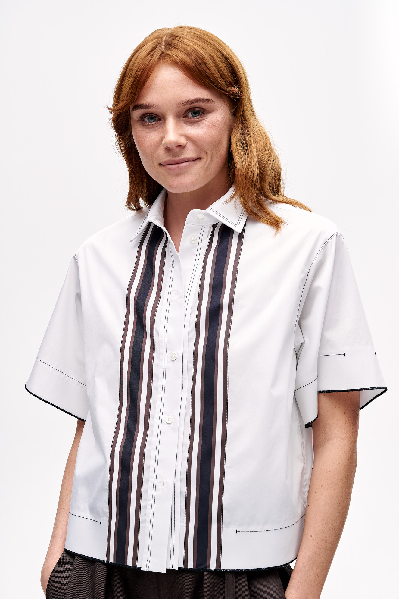 TELA Рубашка GIMMY свободного кроя из поплина с декоративными полосами и отсрочкой