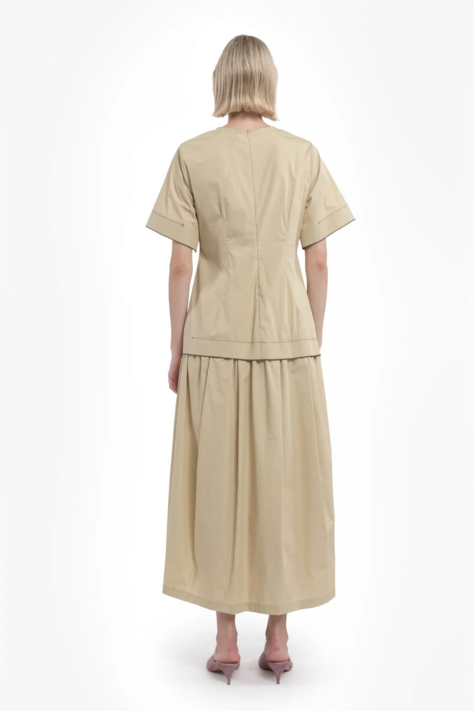 TELA Платье LOST со струящейся юбкой в склады из поплина оттенка кунжута