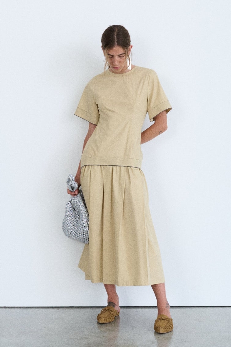 TELA Платье LOST со струящейся юбкой в склады из поплина оттенка кунжута