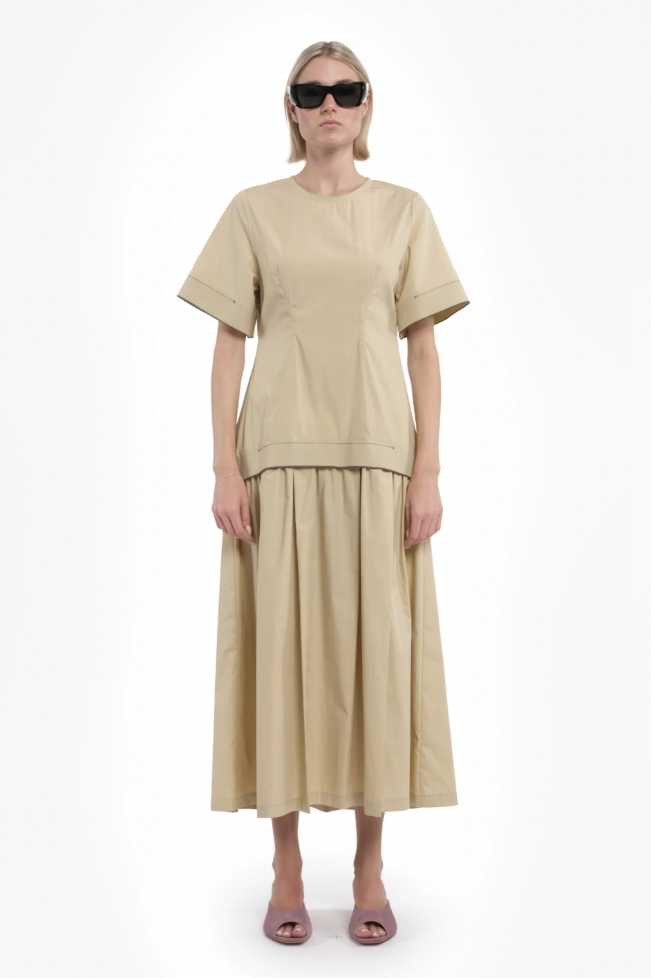 TELA Платье LOST со струящейся юбкой в склады из поплина оттенка кунжута