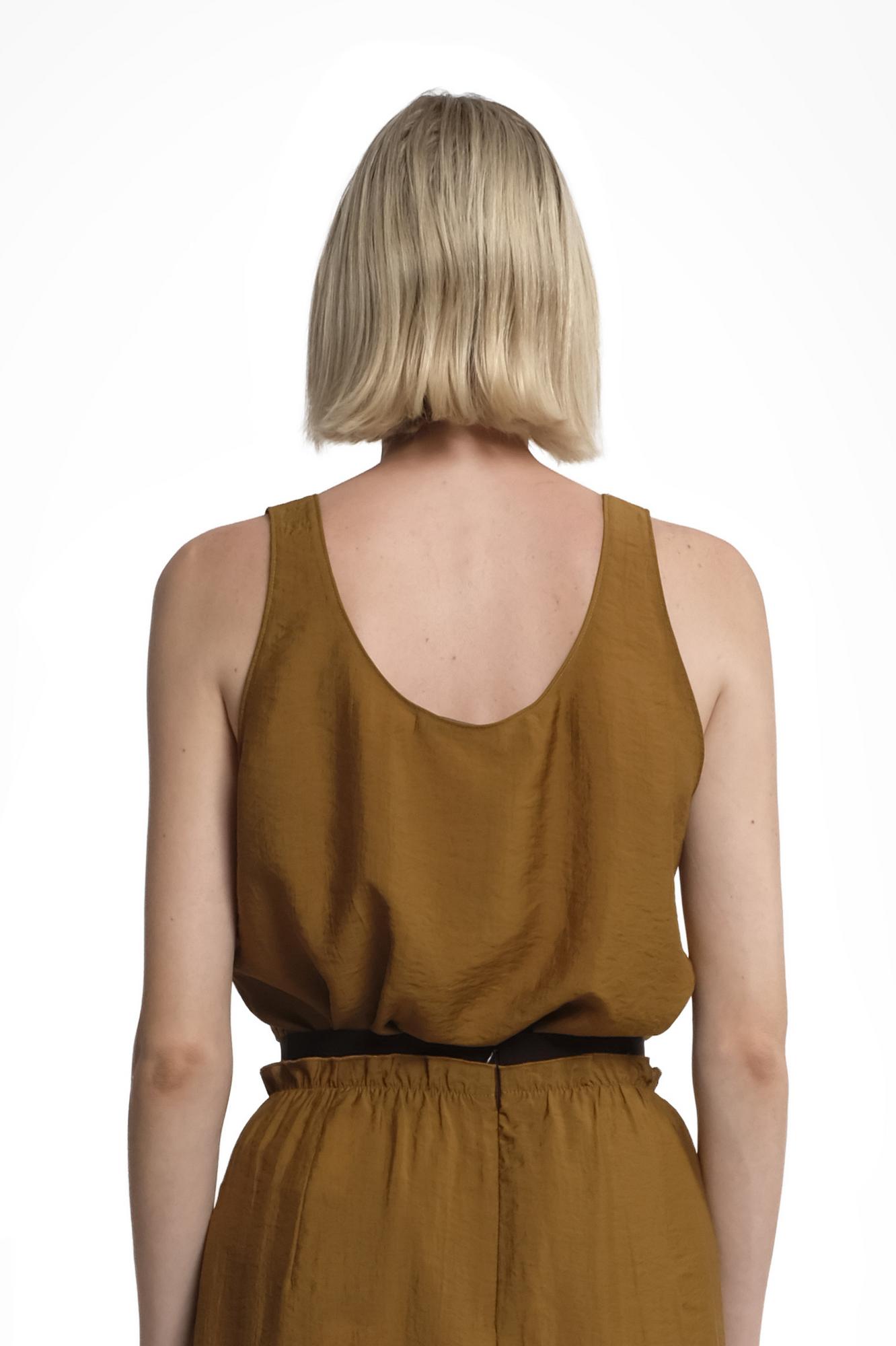 TELA Майка NIMES на широких бретелях из жатого тенселя оттенка кунжута