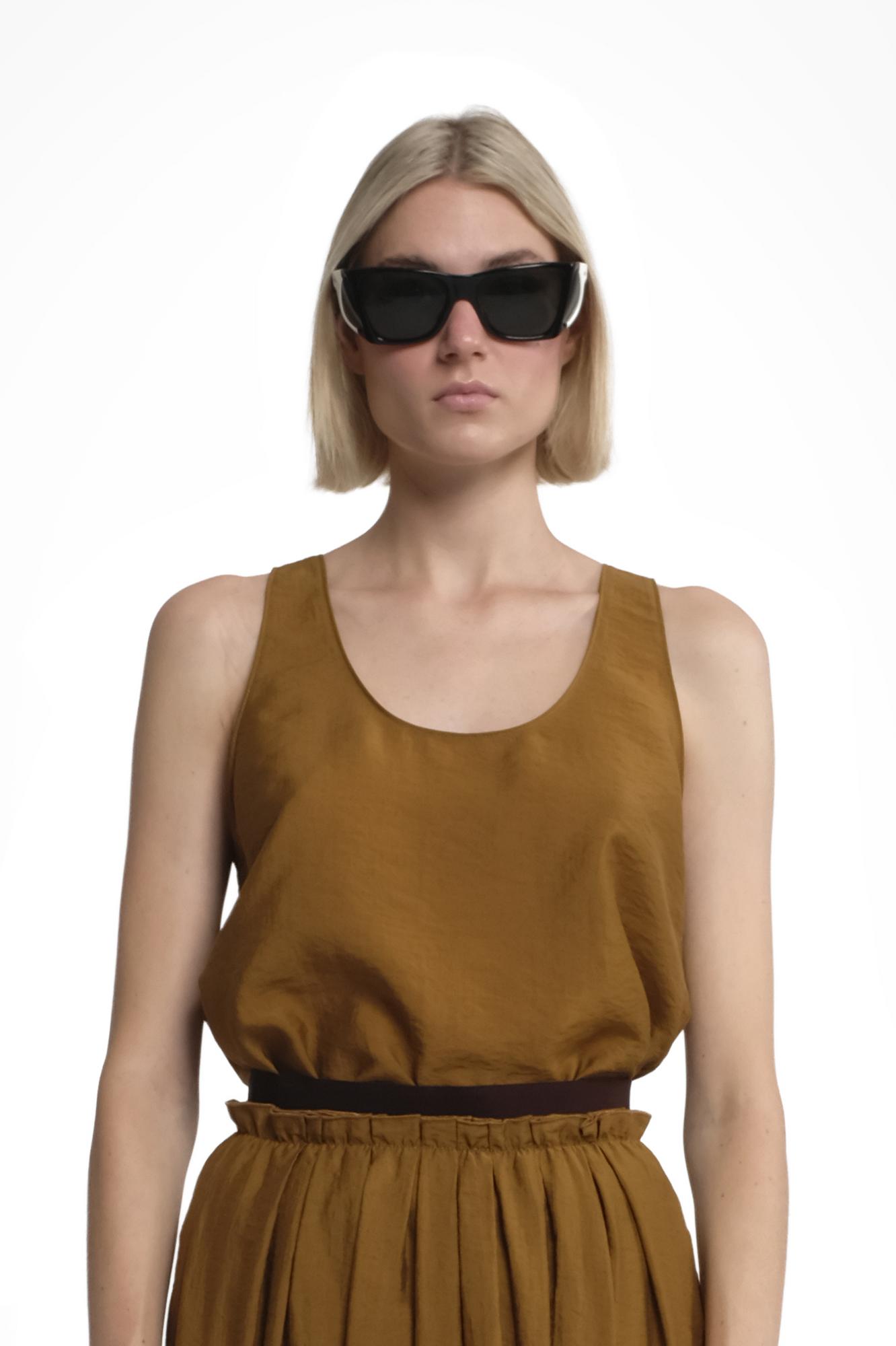 TELA Майка NIMES на широких бретелях из жатого тенселя оттенка кунжута