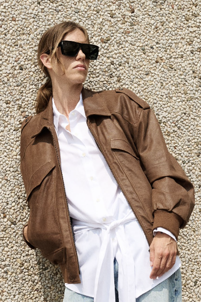 TELA Куртка-бомбер BLOSSOM из вощеной премиальной замши оттенка коньяка