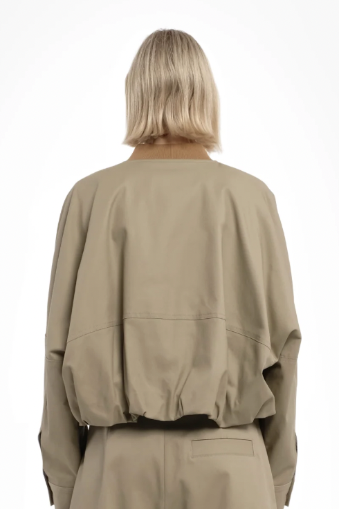 TELA Бомбер FERDI с асимметричной линией низа из габардина песочного оттенка