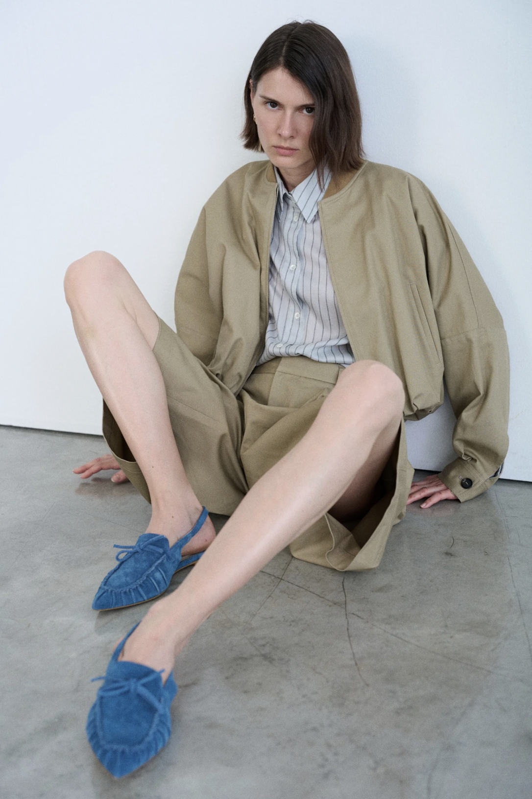 TELA Бомбер FERDI с асимметричной линией низа из габардина песочного оттенка