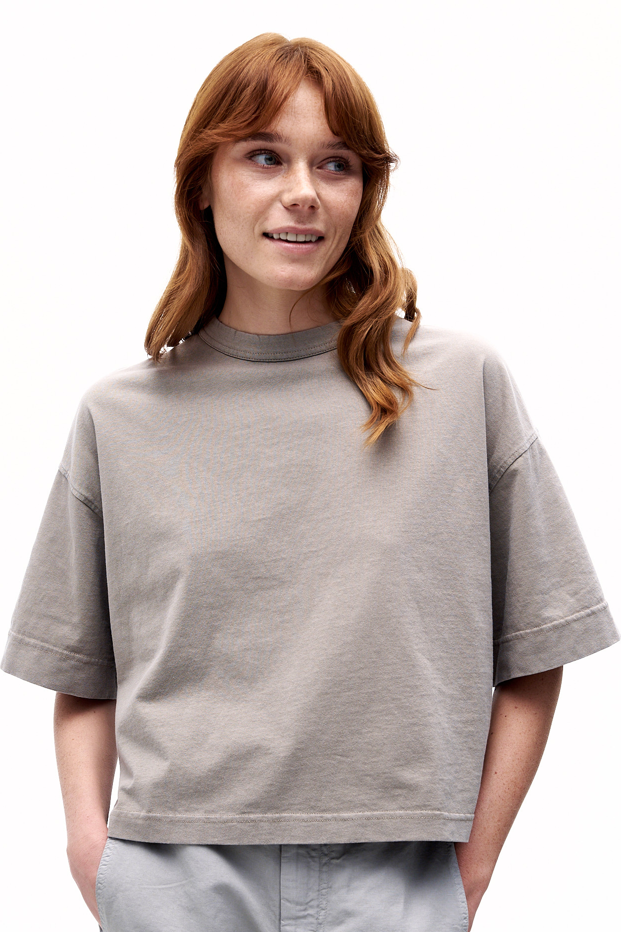 TELA Футболка MOJITO свободного кроя из органического хлопка матового серого цвета