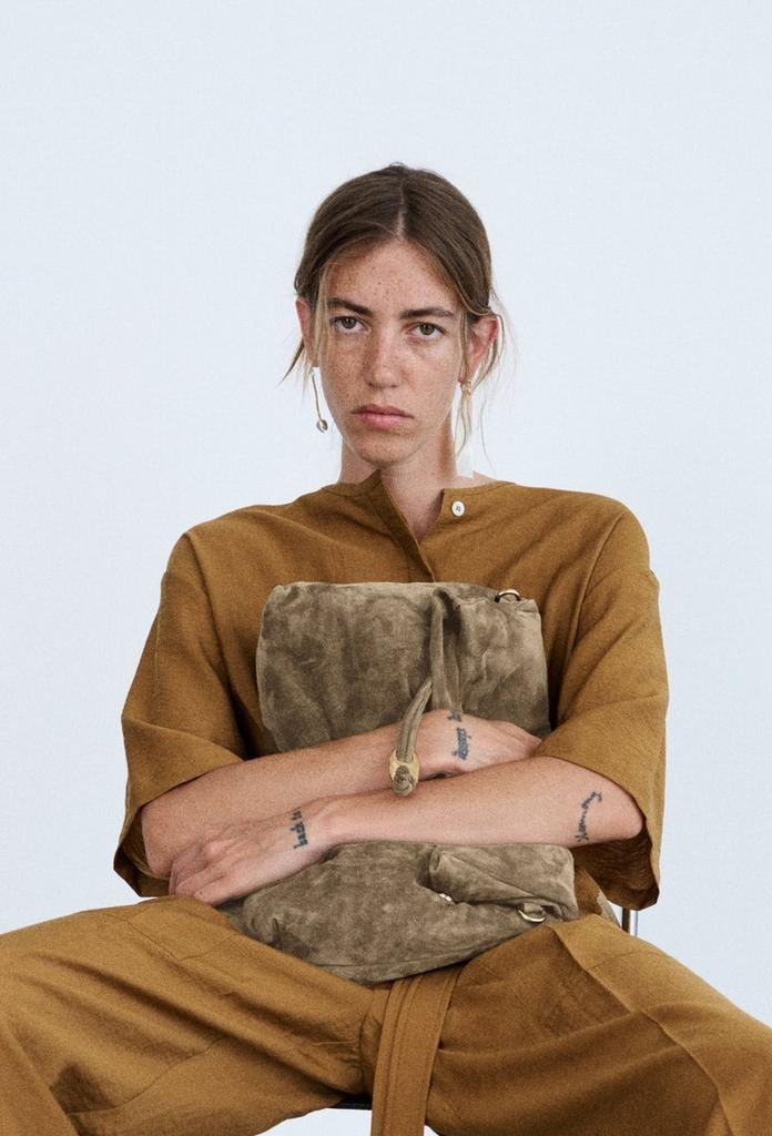 TELA Сумка-конверт дутая THORNE из шелковистой замши оттенка беж