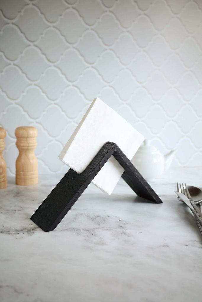 Салфетница черная из дуба треугольная.