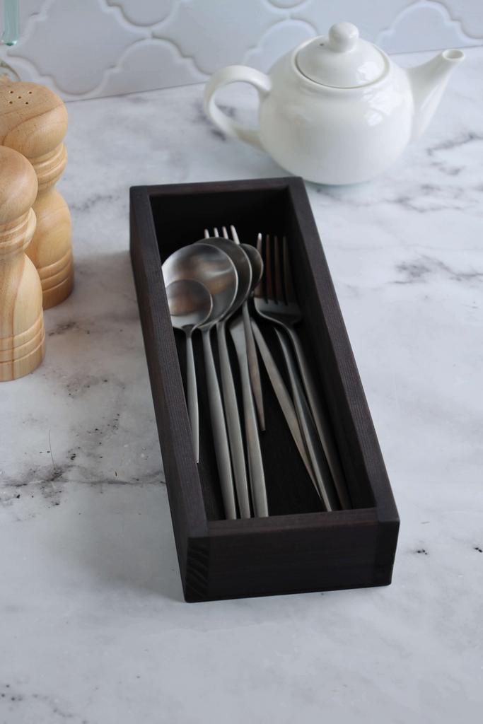 Бокс для столовых приборов черный сосна.