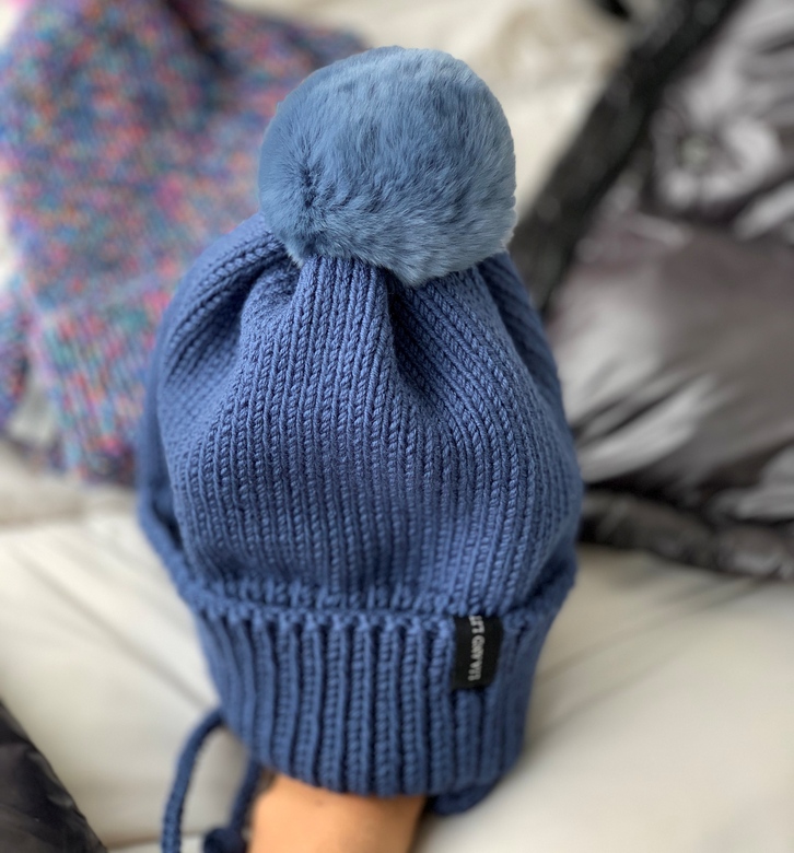 Шапочка-классика с меховым помпоном детская