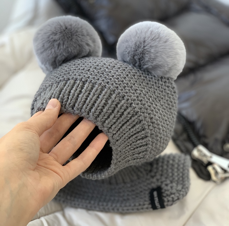 Шапочка-шлем с меховыми помпонами