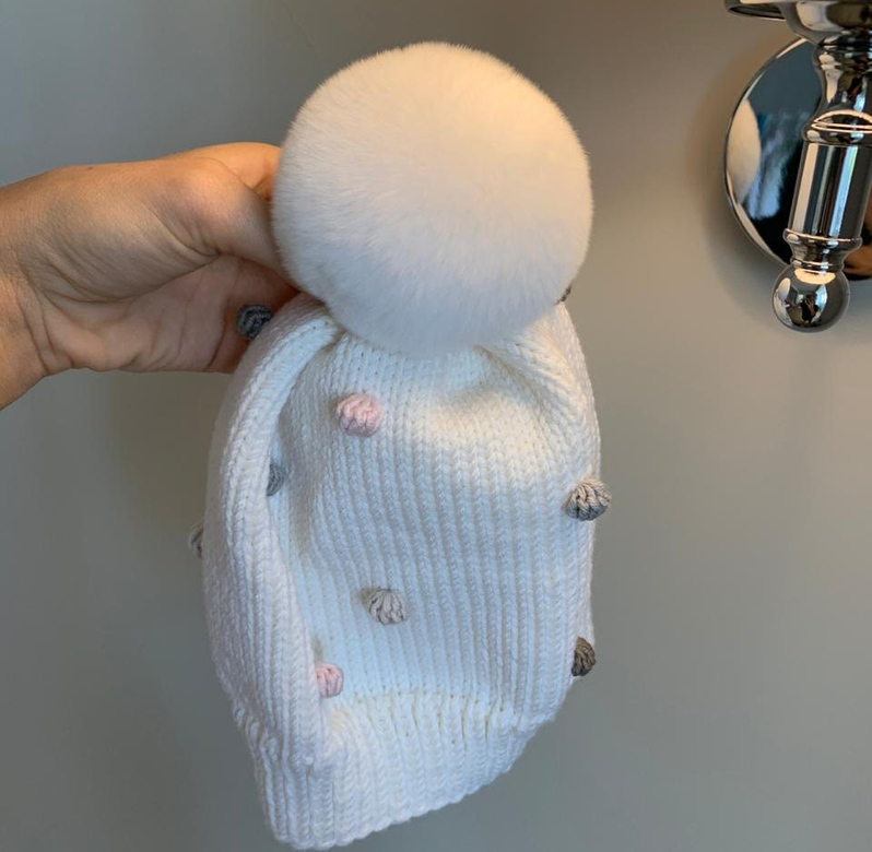 Шапка с шишечками и меховым помпоном детская