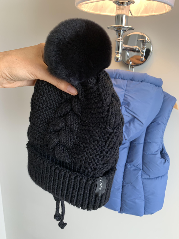 Шапка с косами и меховым помпоном детская