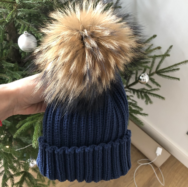 Шапка-резинка с заворотом и меховым помпоном взрослая
