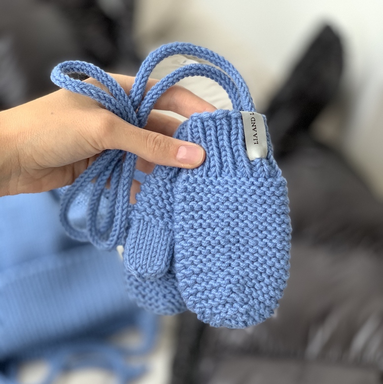 Варежки с пальчиком на шнурочке