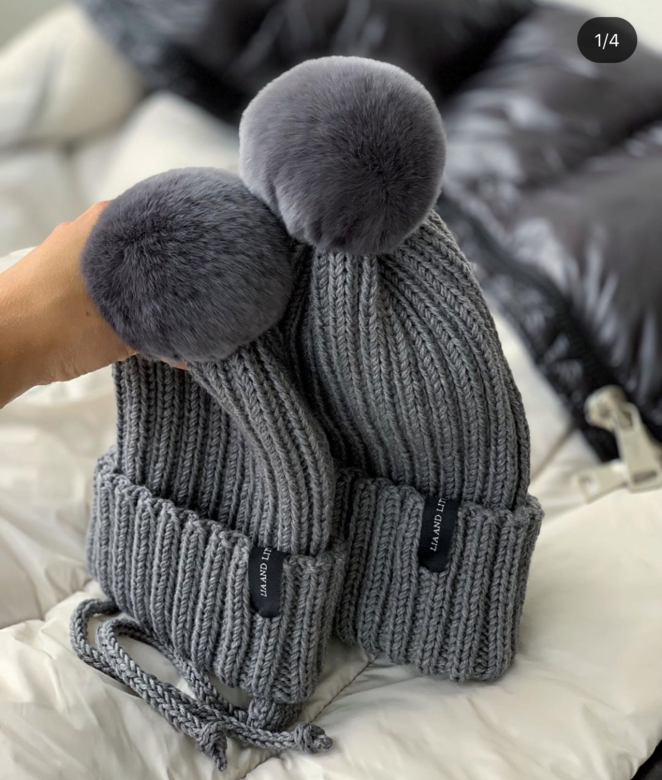 Шапка-резинка с заворотом и меховым помпоном детская