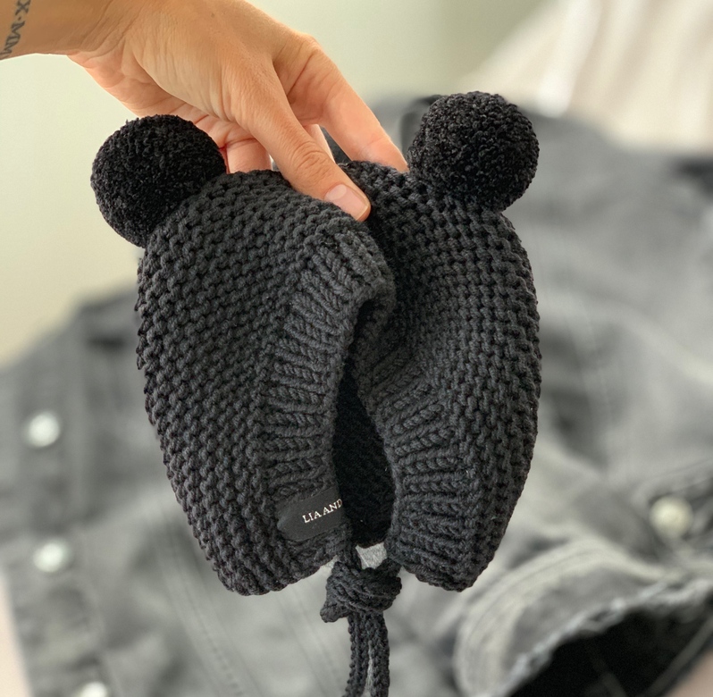 Шапочка-чепчик с шерстяными помпонами