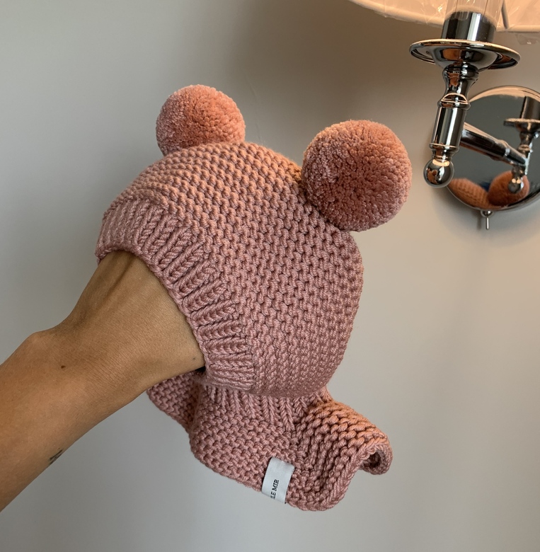 Шапочка-шлем с шерстяными помпонами