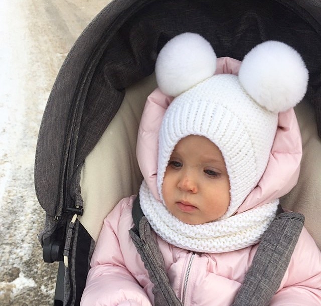 Шапочка-чепчик с меховыми помпонами