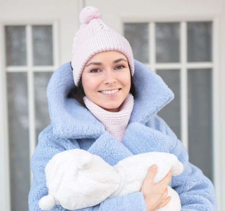 Шапка с косами взрослая с шерстяным помпоном