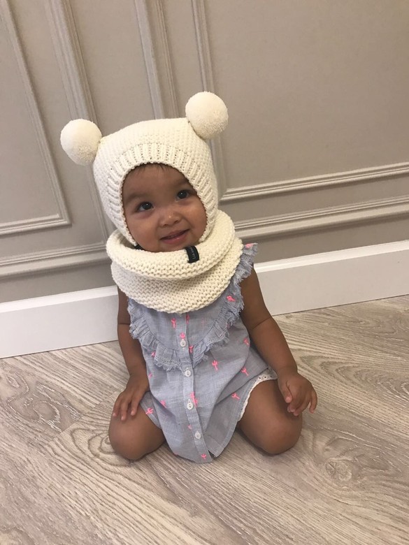 Комплект шапочка-чепчик с шерстяными помпонами и снуд