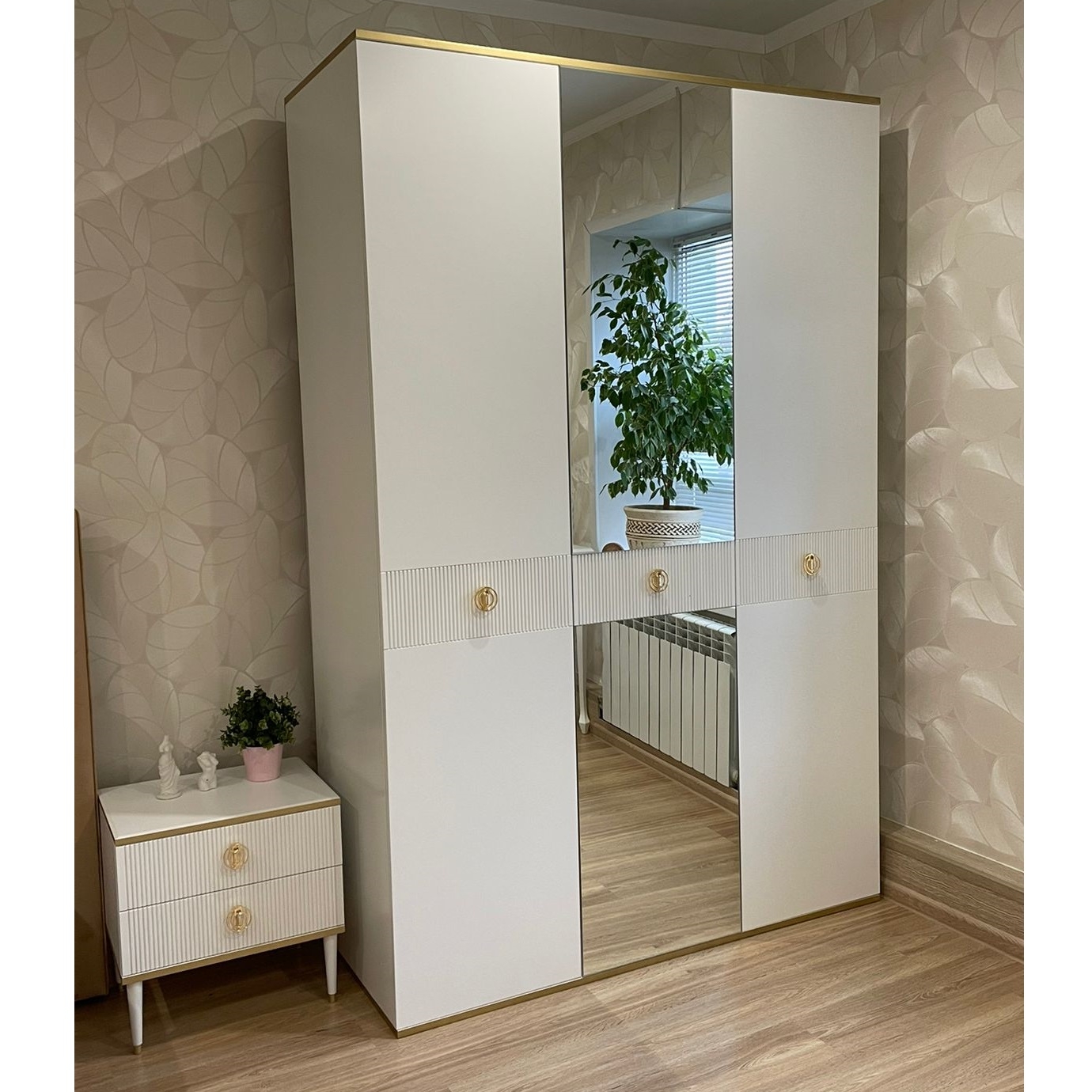 Шкаф 3 дверный GLO9