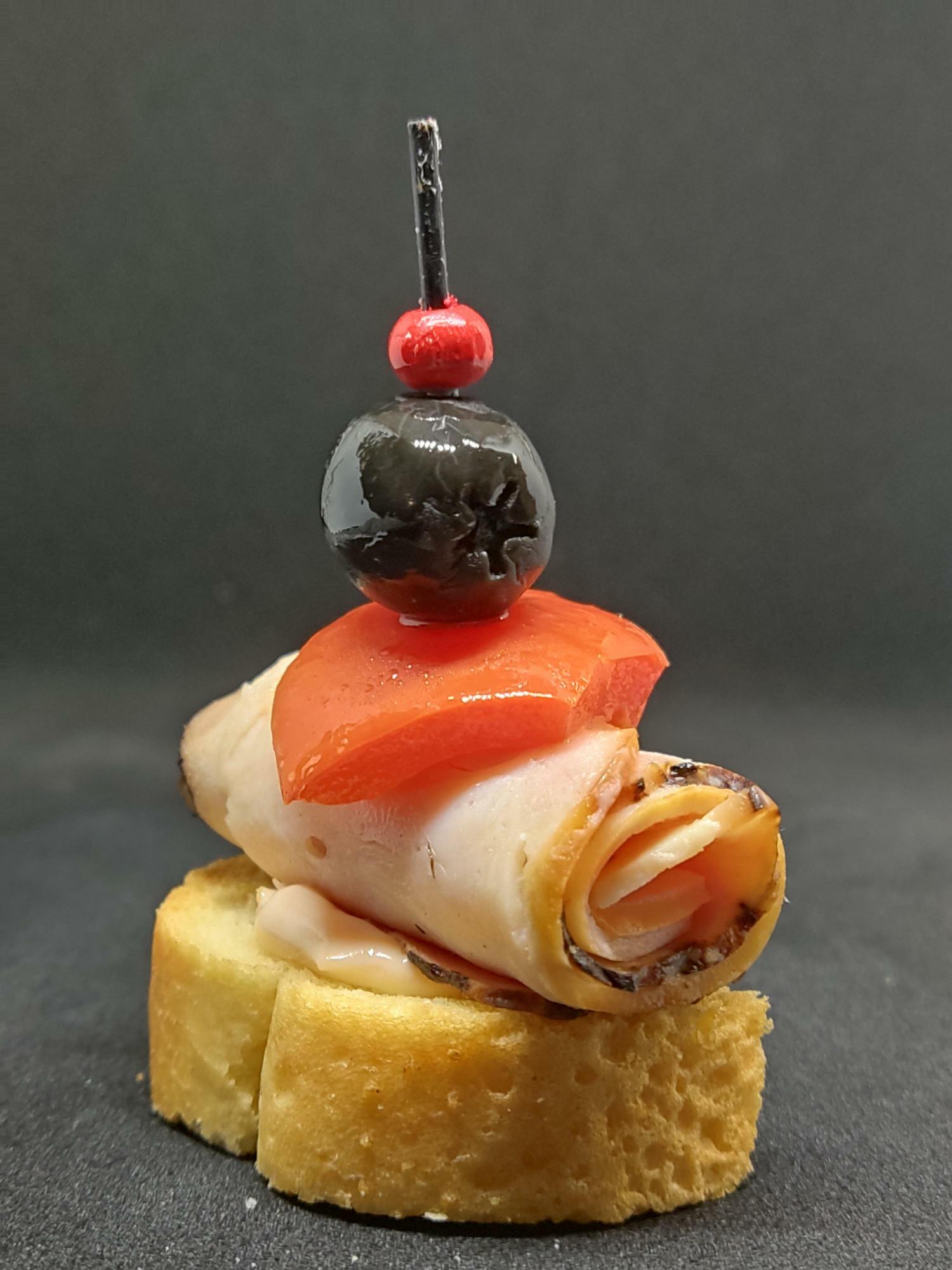 Канапе из копченой индейки с болгарским перцем и маслинами
