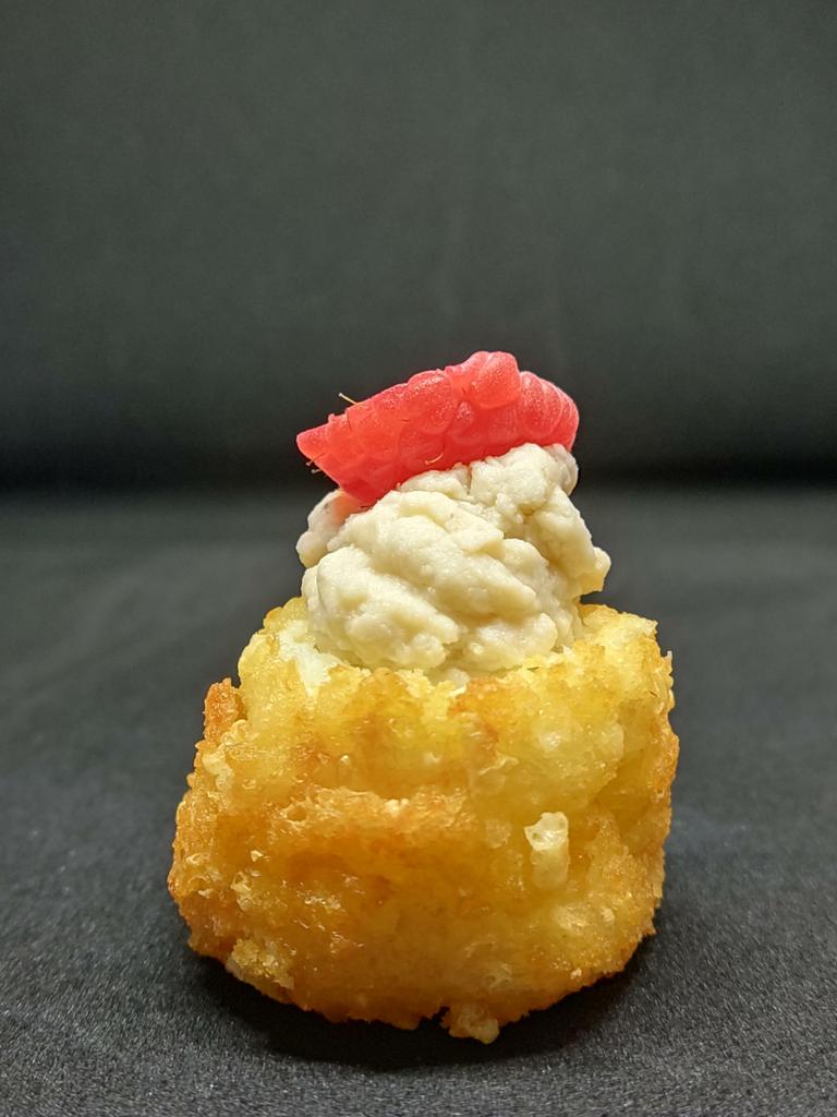 Сырный пончик с куриным патэ и малиной