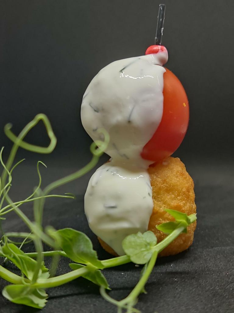 Сырный шарик с томатом черри и соусом ранч