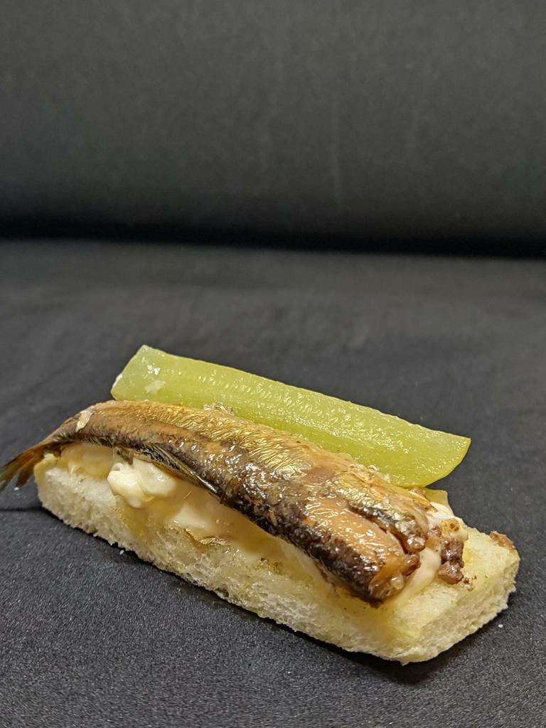 Хрустящий тост со шпротами и маринованным огурцом