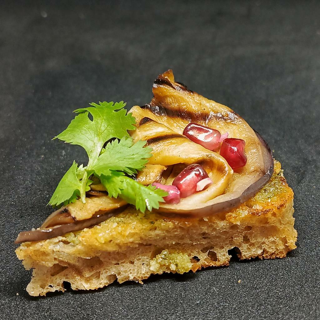 Мини-брускетта с запеченным баклажаном и ореховой пастой