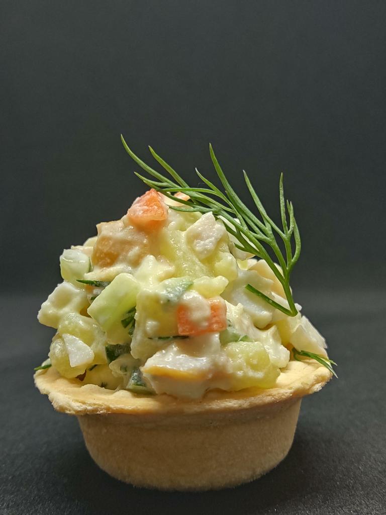 Тарталетка Оливье с копченой куриной грудкой